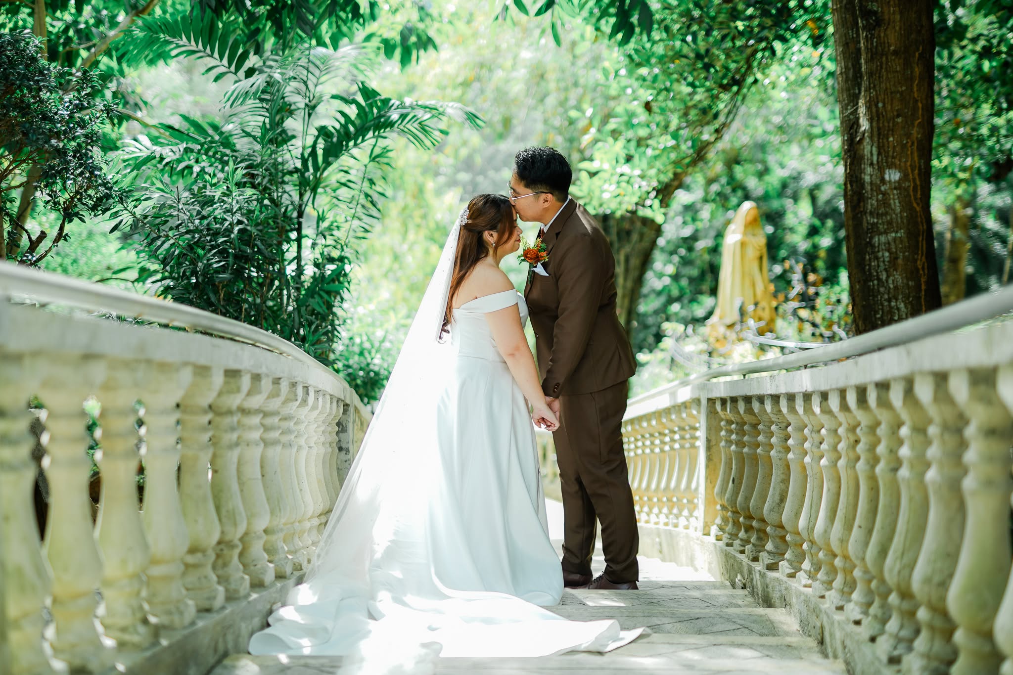 A newly married couple in a garden venue